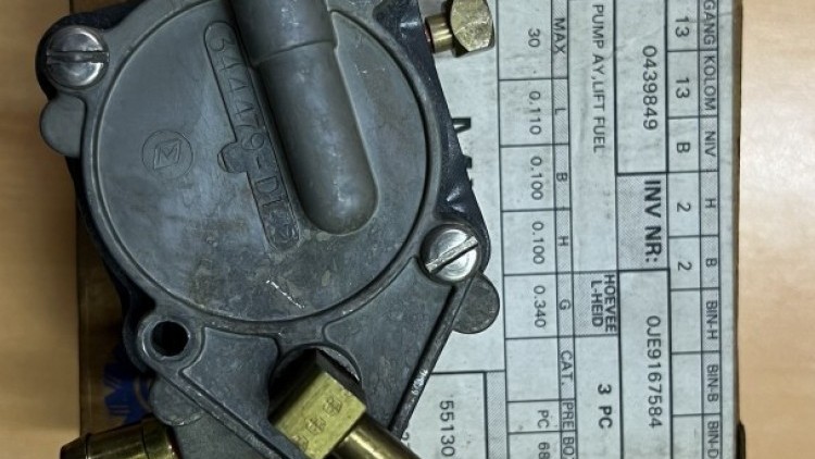 NEW Evinrude Johnson Outboard Fuel Lift Pump Assembly *439849*